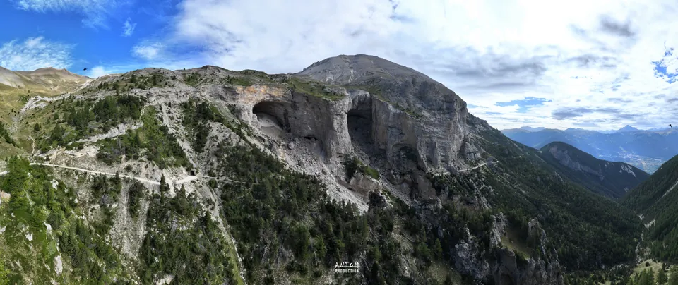 Panorama de montagnes alpines et falaises, vue par drone