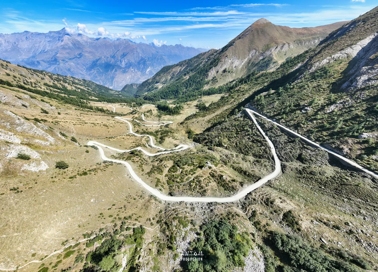 Vallée alpine et route en lacets, vue aérienne