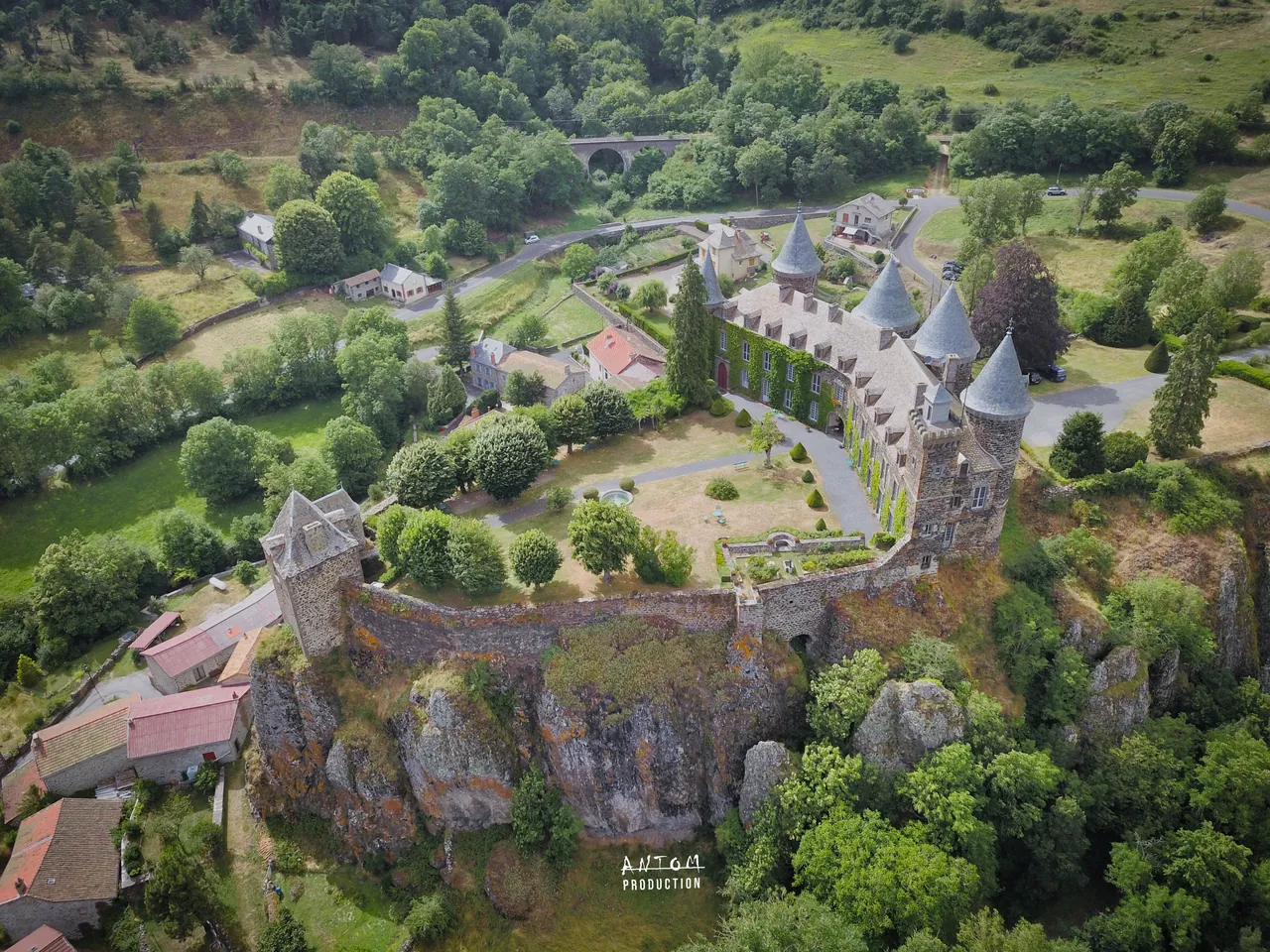 Château et ses jardins à flanc de rocher, photographiés par drone