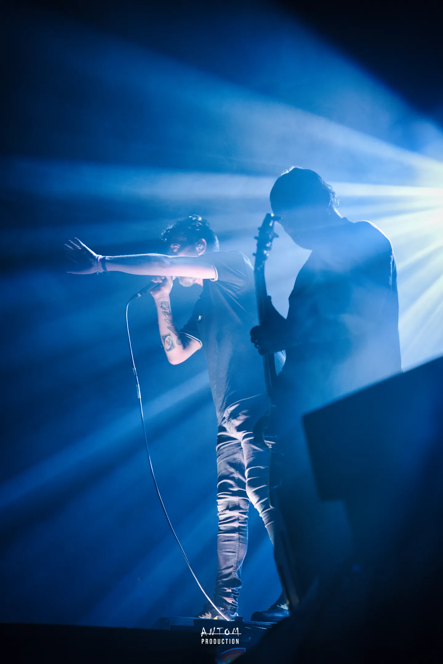 Chanteur au micro dans une lumière bleue de scène