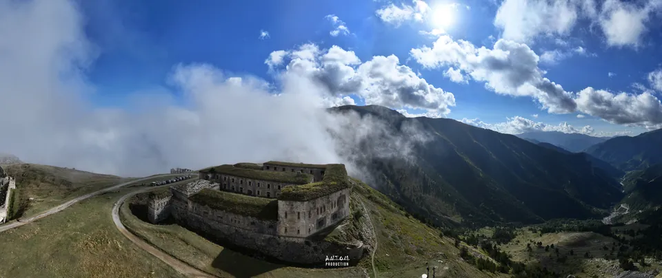 Fort d'altitude et vallée sous un ciel d'été, panorama par drone