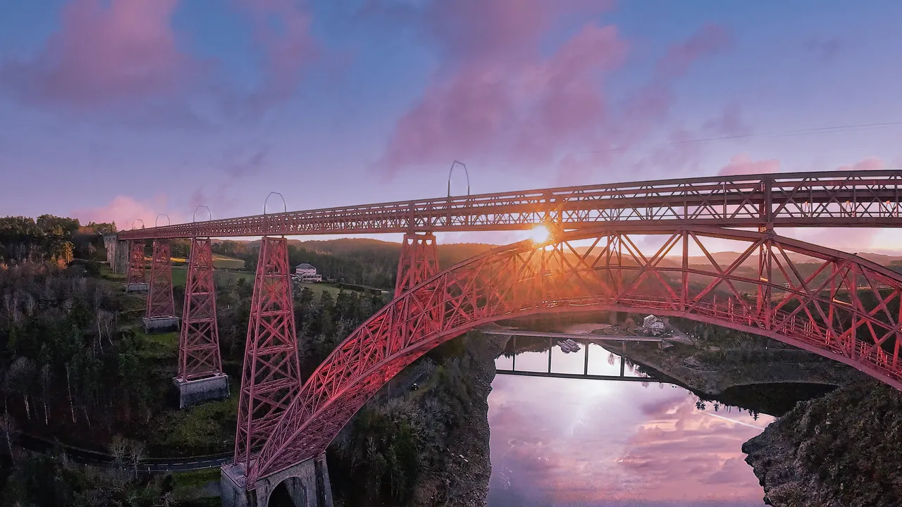 Arche du viaduc de Garabit en contre-jour au coucher du soleil, vue par drone