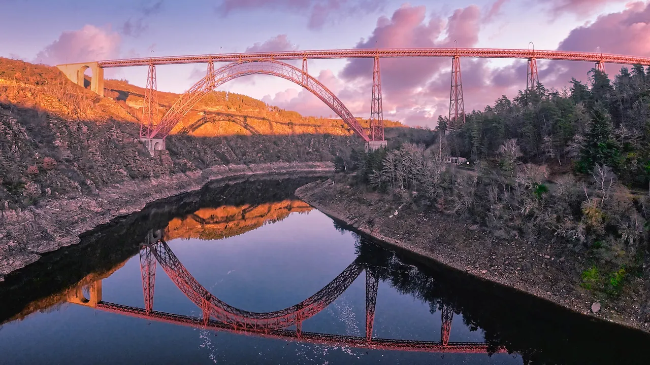 Le viaduc de Garabit se reflétant dans la Truyère au crépuscule, vue aérienne