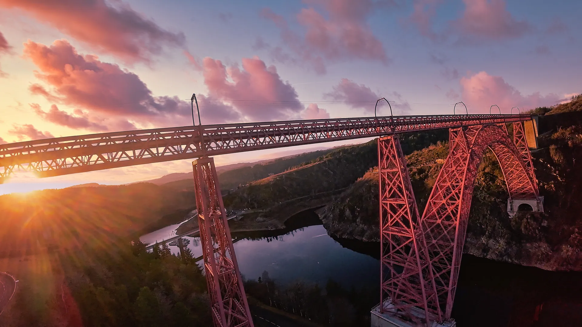 Le viaduc de Garabit au soleil couchant, filmé par drone par Antom Production