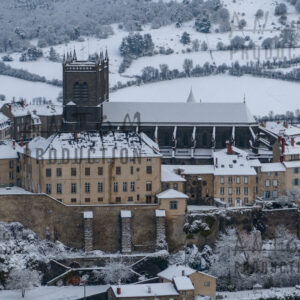 Cathédrale de Saint-flour - sous la neige - vue de drone