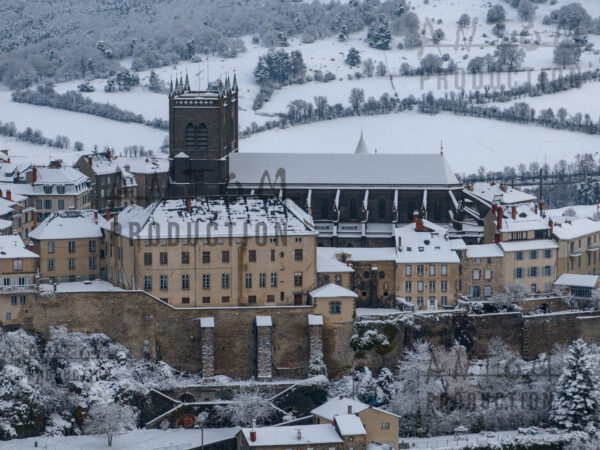 Cathédrale de Saint-flour - sous la neige - vue de drone