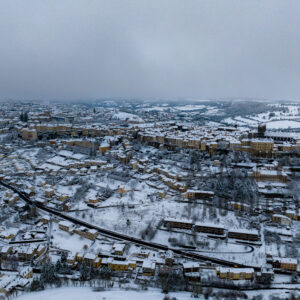 Saint-flour - sous la neige - ville nord ouest - vue de drone