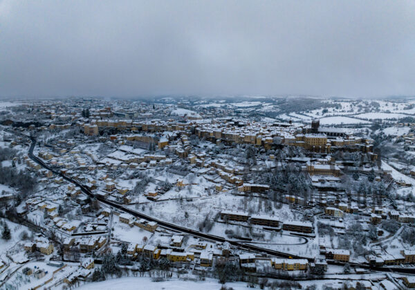 Saint-flour - sous la neige - ville nord ouest - vue de drone