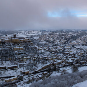 Saint-flour - sous la neige - ville sud est - vue de drone