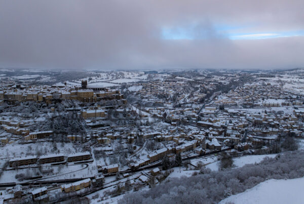 Saint-flour - sous la neige - ville sud est - vue de drone